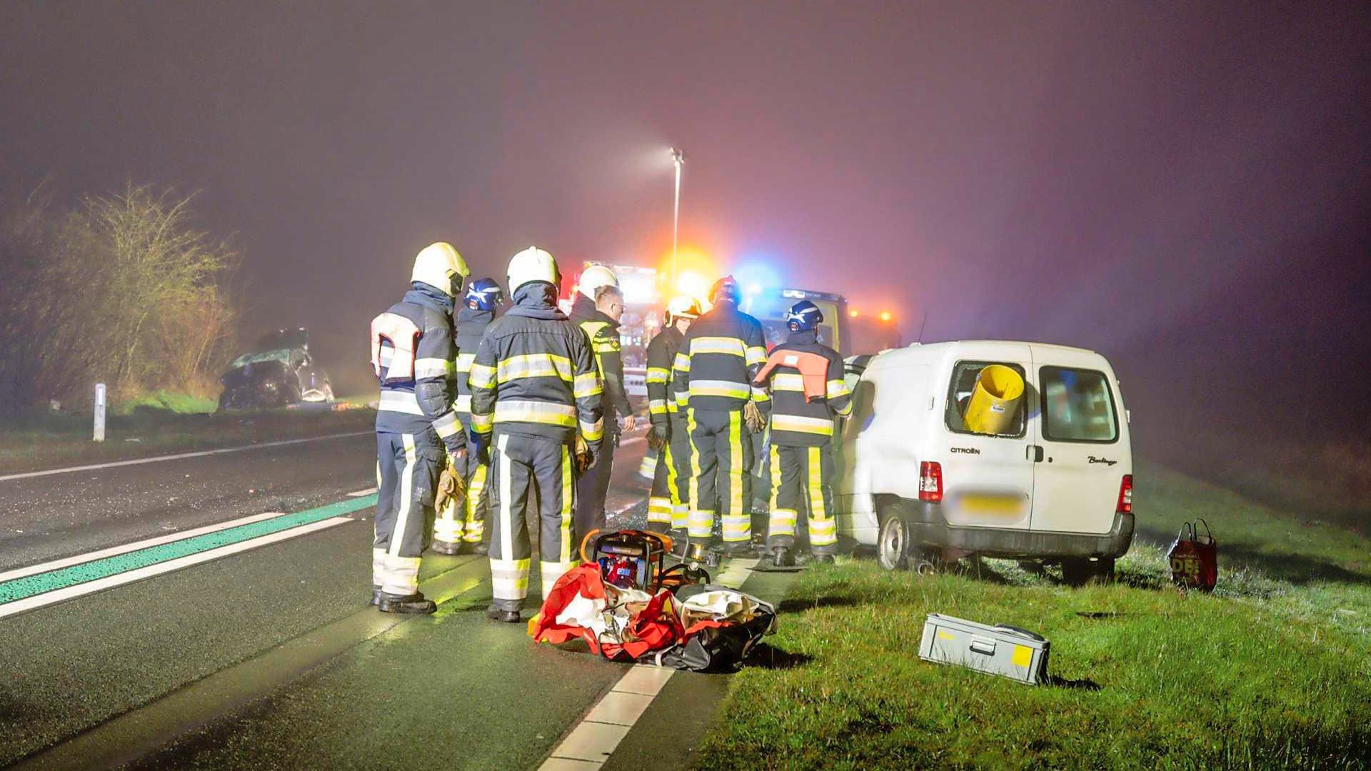 Vrouw (22) komt om bij verkeersongeluk op N351 bij Friese Makkinga, drie voertuigen betrokken